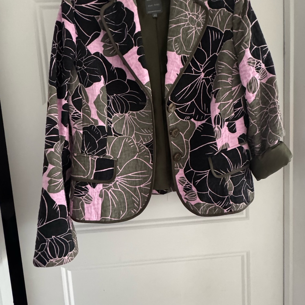 Elegant Floral Blazer in Pink and green black like new